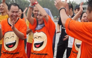 Senam Tertawa Agar Orang Dewasa Kembali Ceria (Kompas)